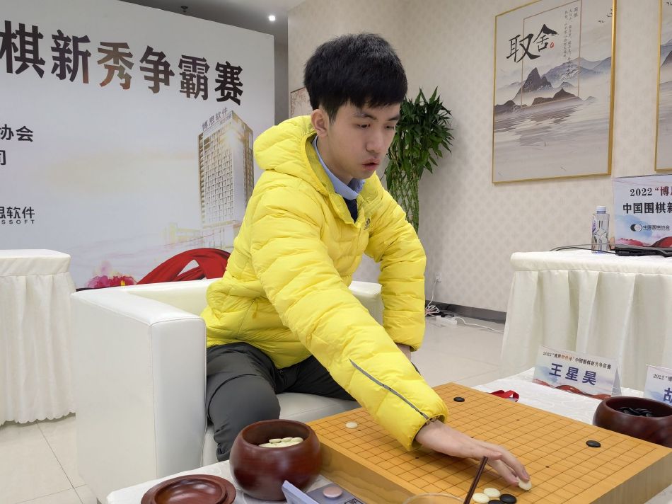 她立刻便知道了叶辰的身份，但还是故作淡定的问：请问你是哪位？叶辰便道：你好，我叫叶辰，萧常坤是我岳父。